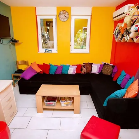 Hostel Outlanders Tribe Split