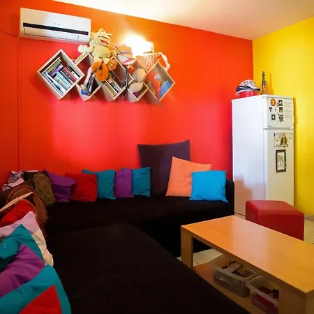 Hostel Outlanders Tribe Split